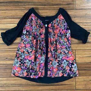 black & floral pleated tunic. 💐